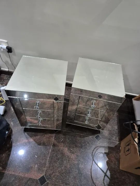 Mesa de cabeceira espelhada com 3 gavetas criado mudo .