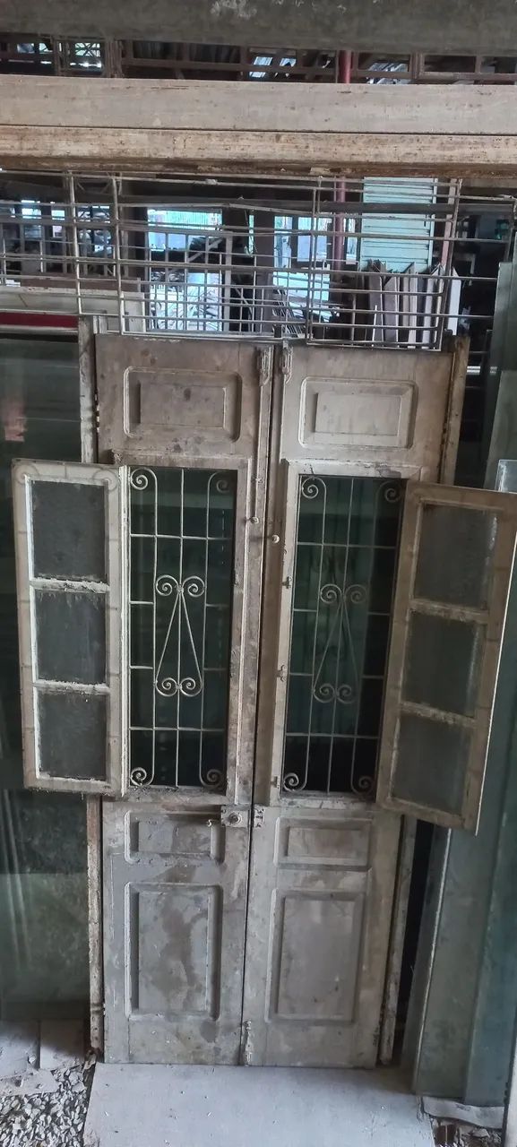 Porta de madeira com grade de ferro - Foto 2