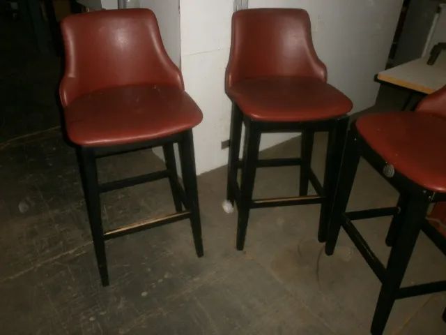 trez banquetas - altas - estofadas com encosto - Foto 3