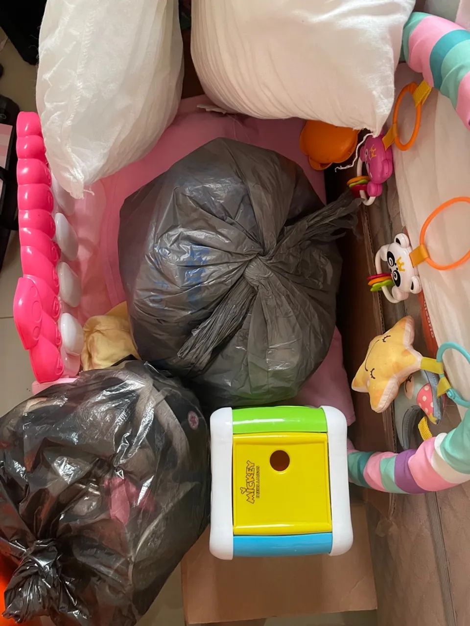 Roupas sapatos e brinquedos de bebê menina.
