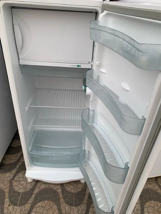 Vendo essa geladeira semi nova consul 