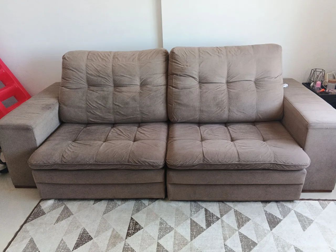 Sofá de 3 Lugares em Suede Bege - Foto 2