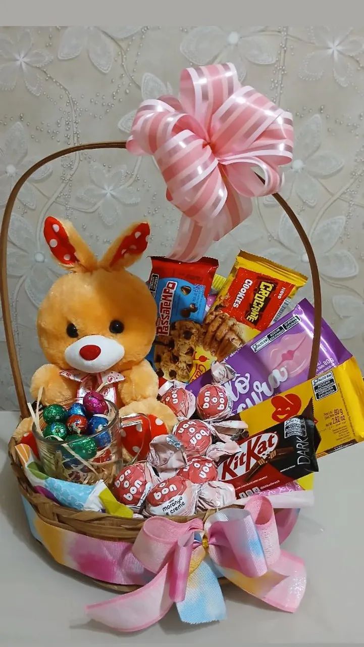 Cesta de Páscoa com coelhinho de pelúcia e guloseimas - Foto 3