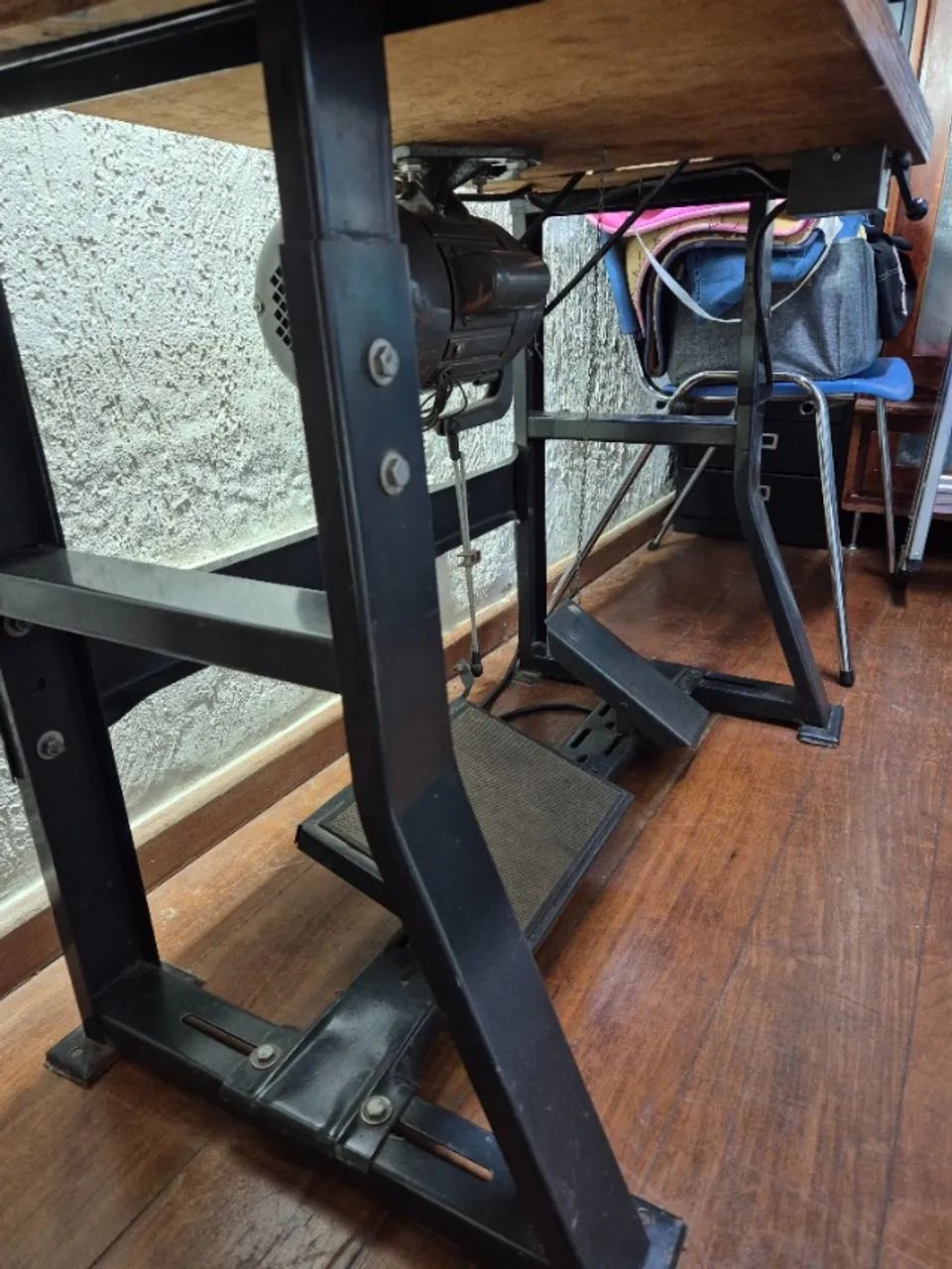 Máquina Overlock Industrial  + motor acoplado com mesa - Foto 6