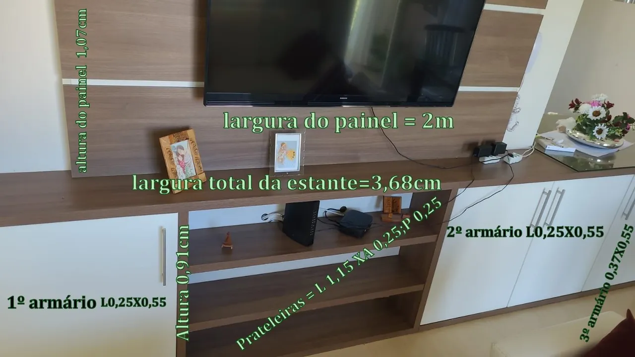 Móvel planejado para TV com armários e bancada