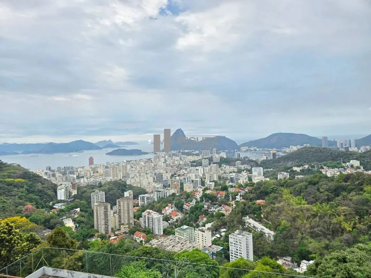 Terreno a venda em Santa Teresa com aproximadamente 15.000 m² de área e 7.000 m² de área c