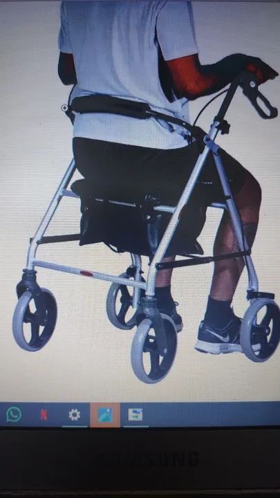 Andador com 4 rodas, assento e cesta