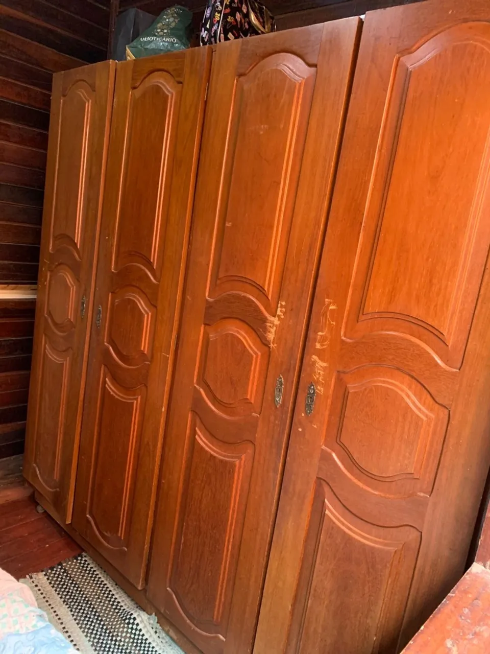 Guarda-roupa de madeira