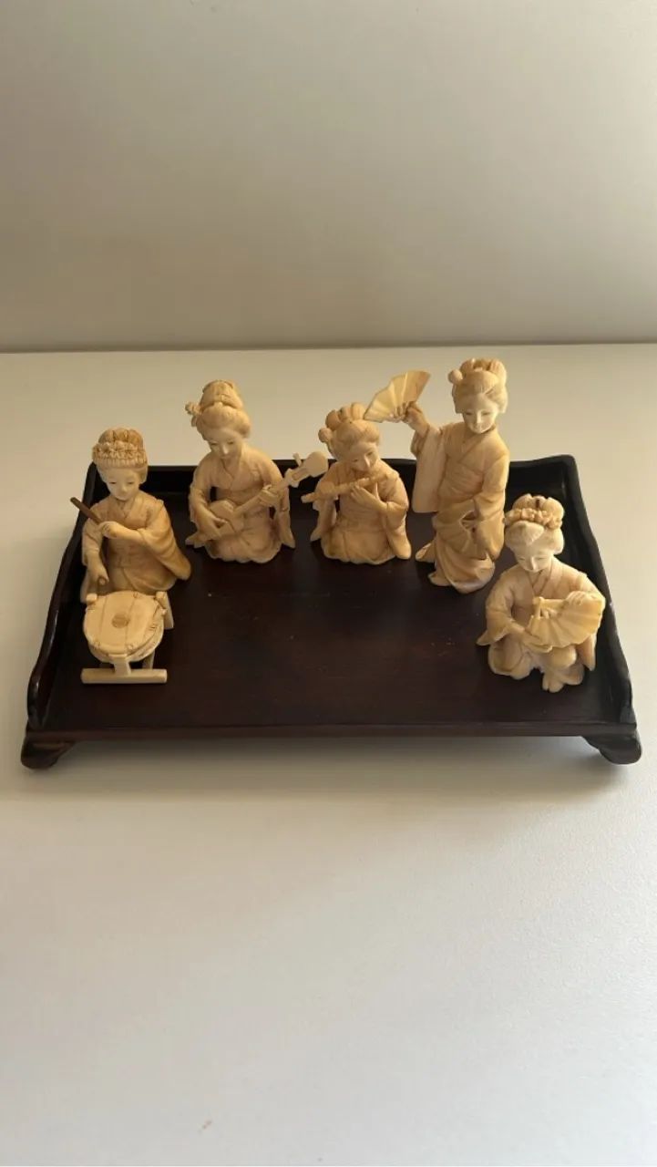 Conjunto de Estatuetas Japonesas - Gueixas com Instrumentos e Bandeja