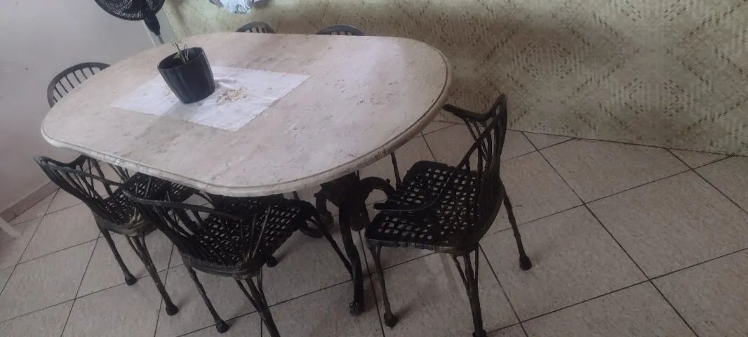 Conjunto de mesa e cadeiras 