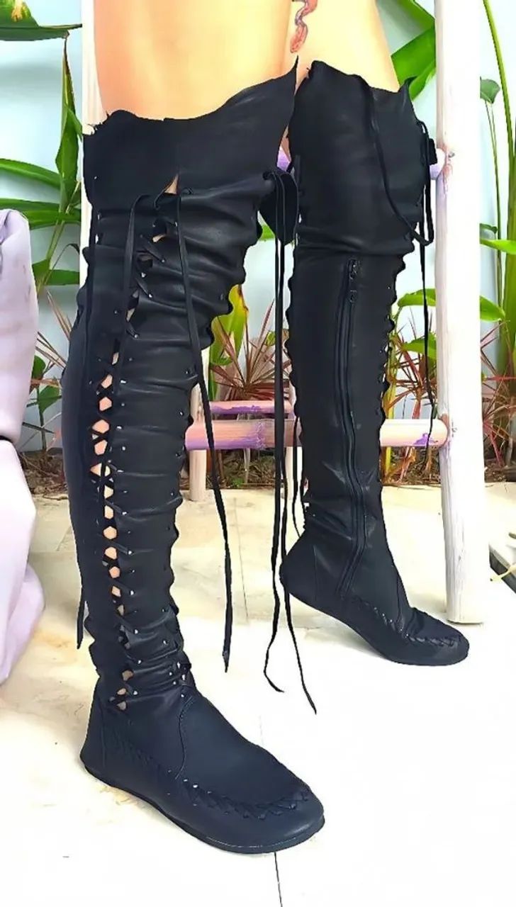 Bota estilo medieval de couro sintético  - Foto 3