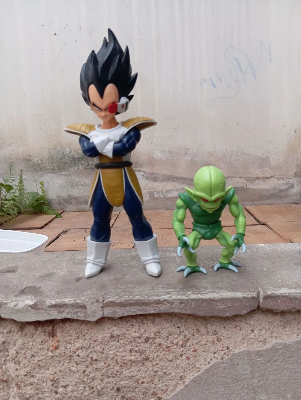 Dragon Ball Figura boneco Vegeta Scouter e saibaman