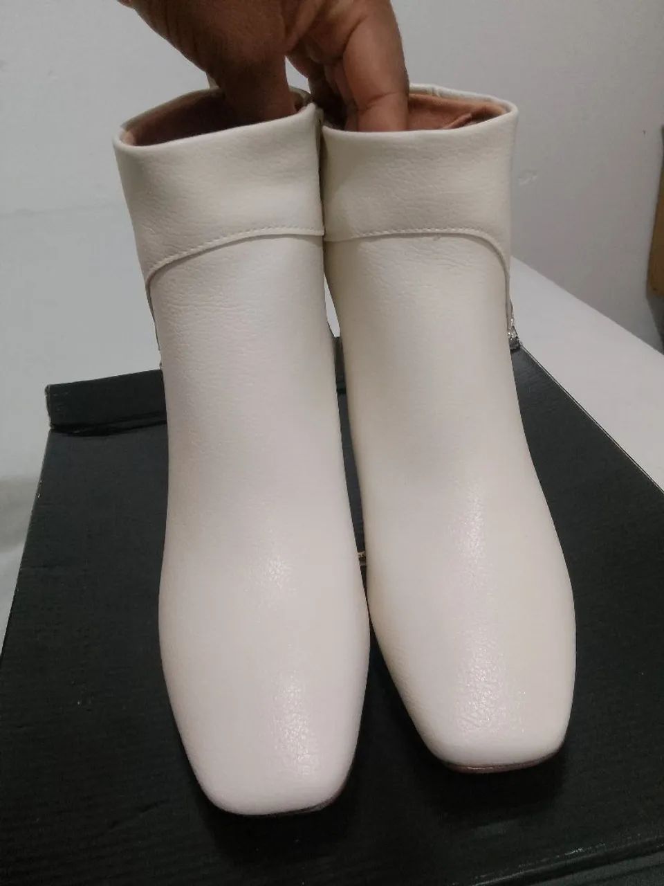 Bota Da Vizzano, branca com detalhe em cristal. - Foto 5