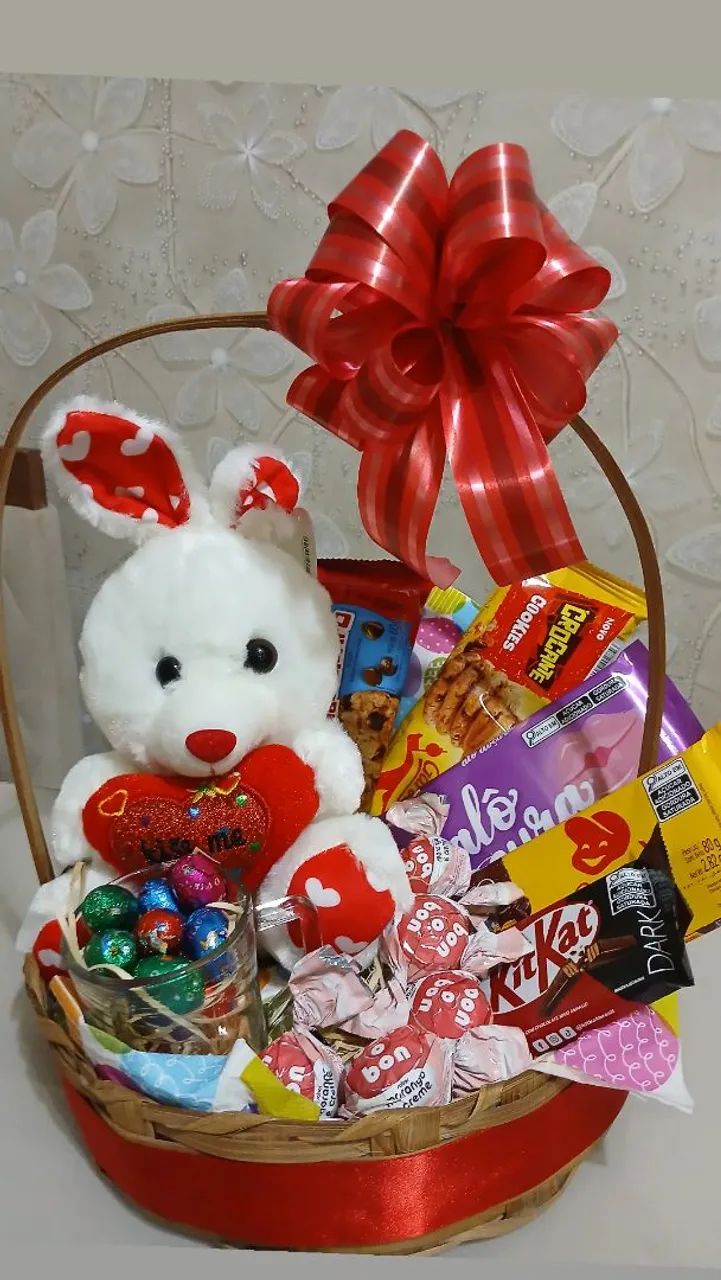 Cesta de Páscoa com coelhinho de pelúcia e guloseimas - Foto 2