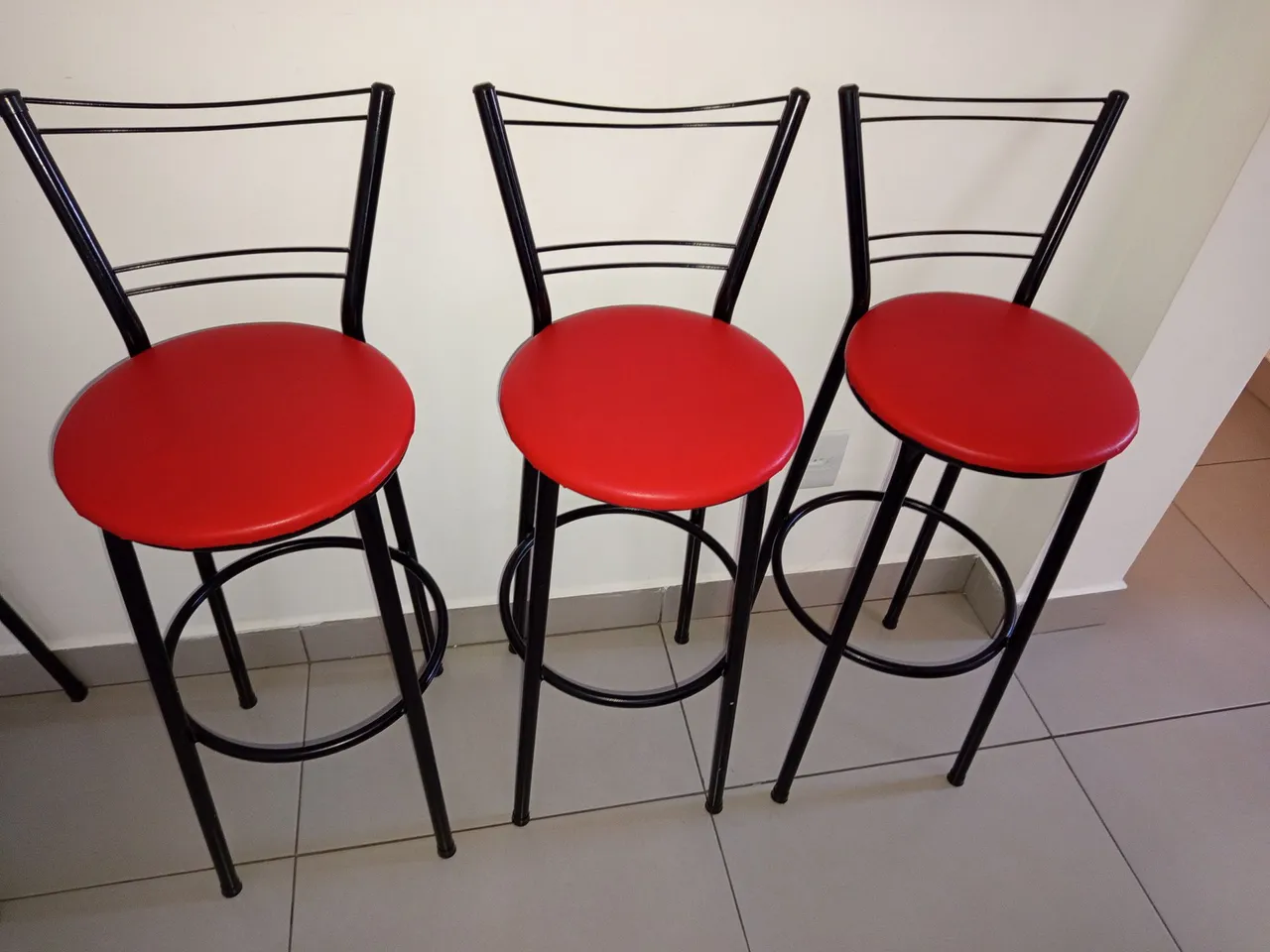 Banquetas com design moderno e assento vermelho