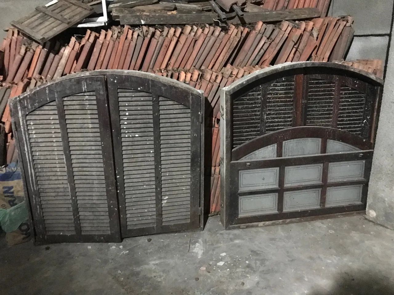 2 Janelas de madeira maciça estilo colonial