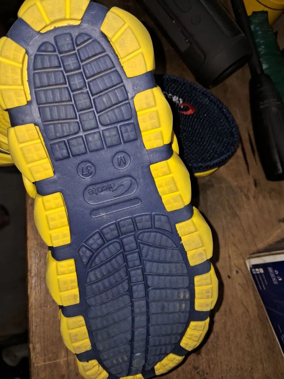 Sandália Crocs estilo crocs Azul e Amarela - Foto 2
