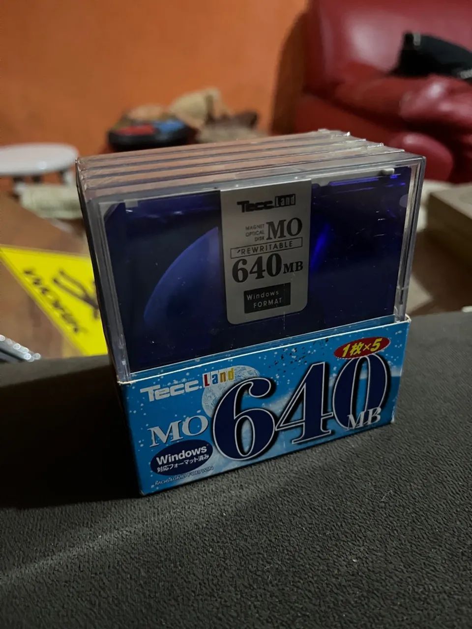caixa de discos magneto-ópticos (MO) da marca Tecc.Land, com capacidade de 640MB