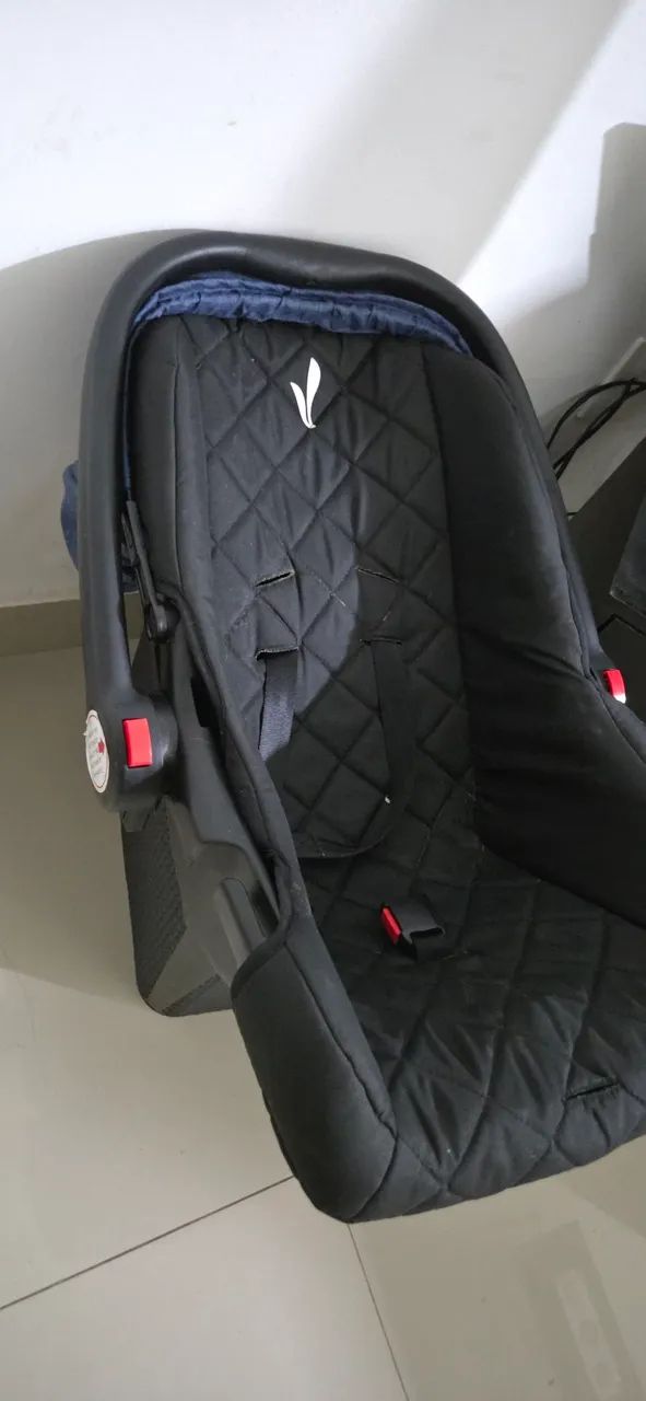 Vendo carrinho de bb com bb conforto - Foto 2