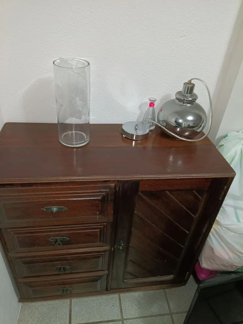Móvel antigo de madeira com 4 gavetas e porta - Foto 2