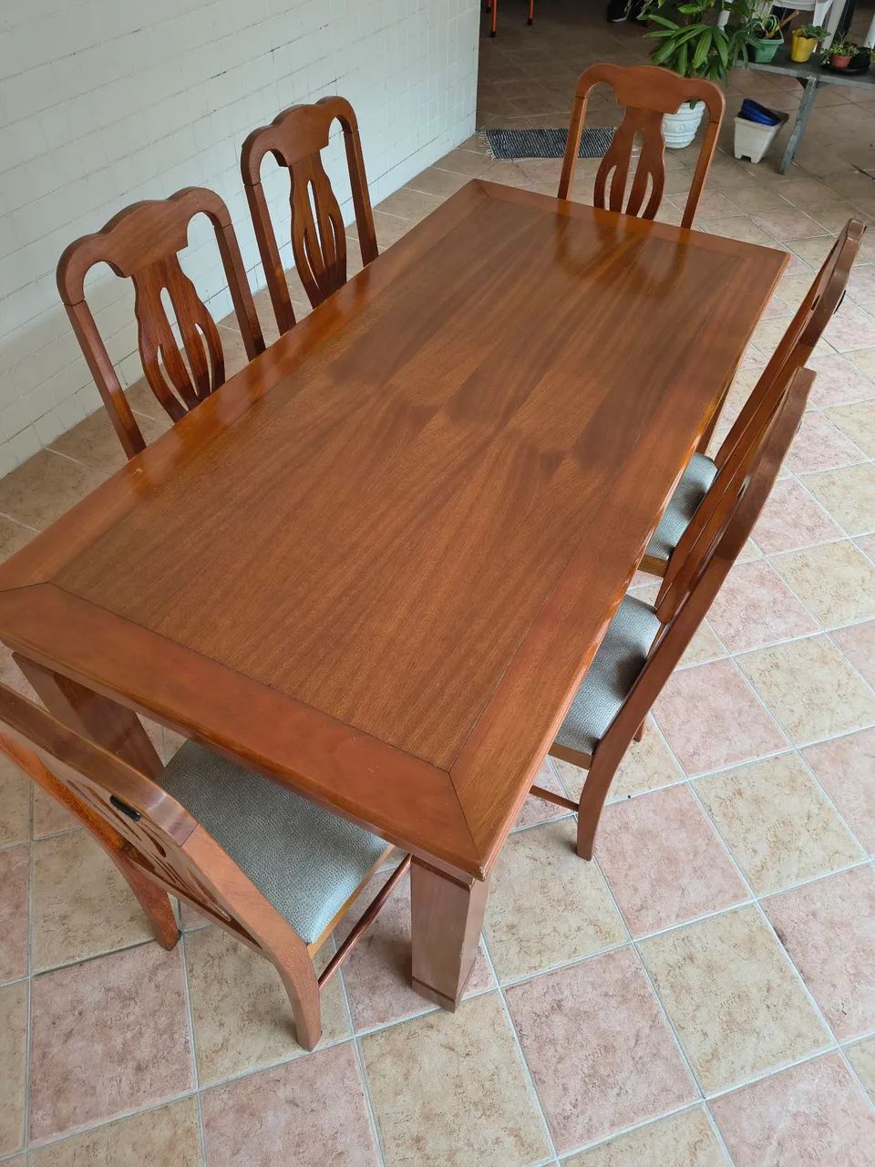 Jogo de mesa com cadeiras