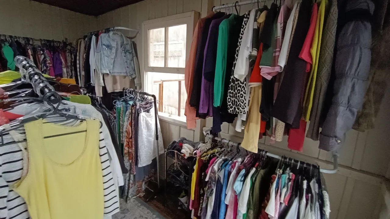 Brechó completo roupas e mobiliário  - Foto 3