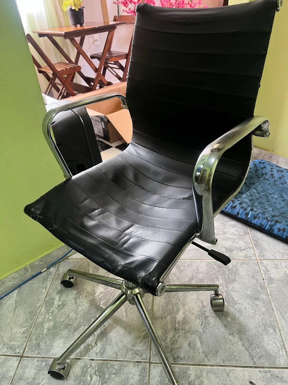 Cadeira de escritório usada 