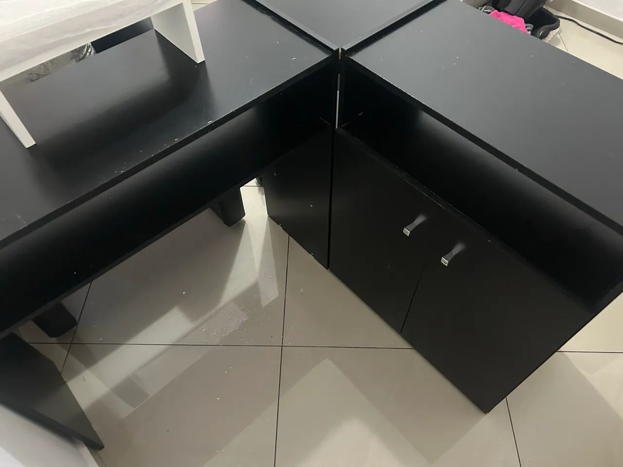Mesa em L com armário com marcas de uso  - Foto 3