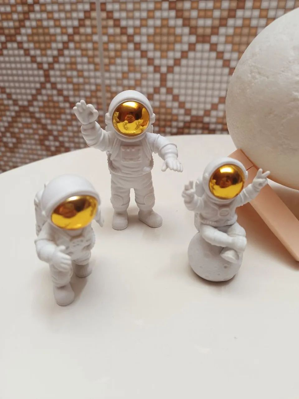 Kit Astronauta Decoração 3 bonecos + lua com LED  - Foto 2