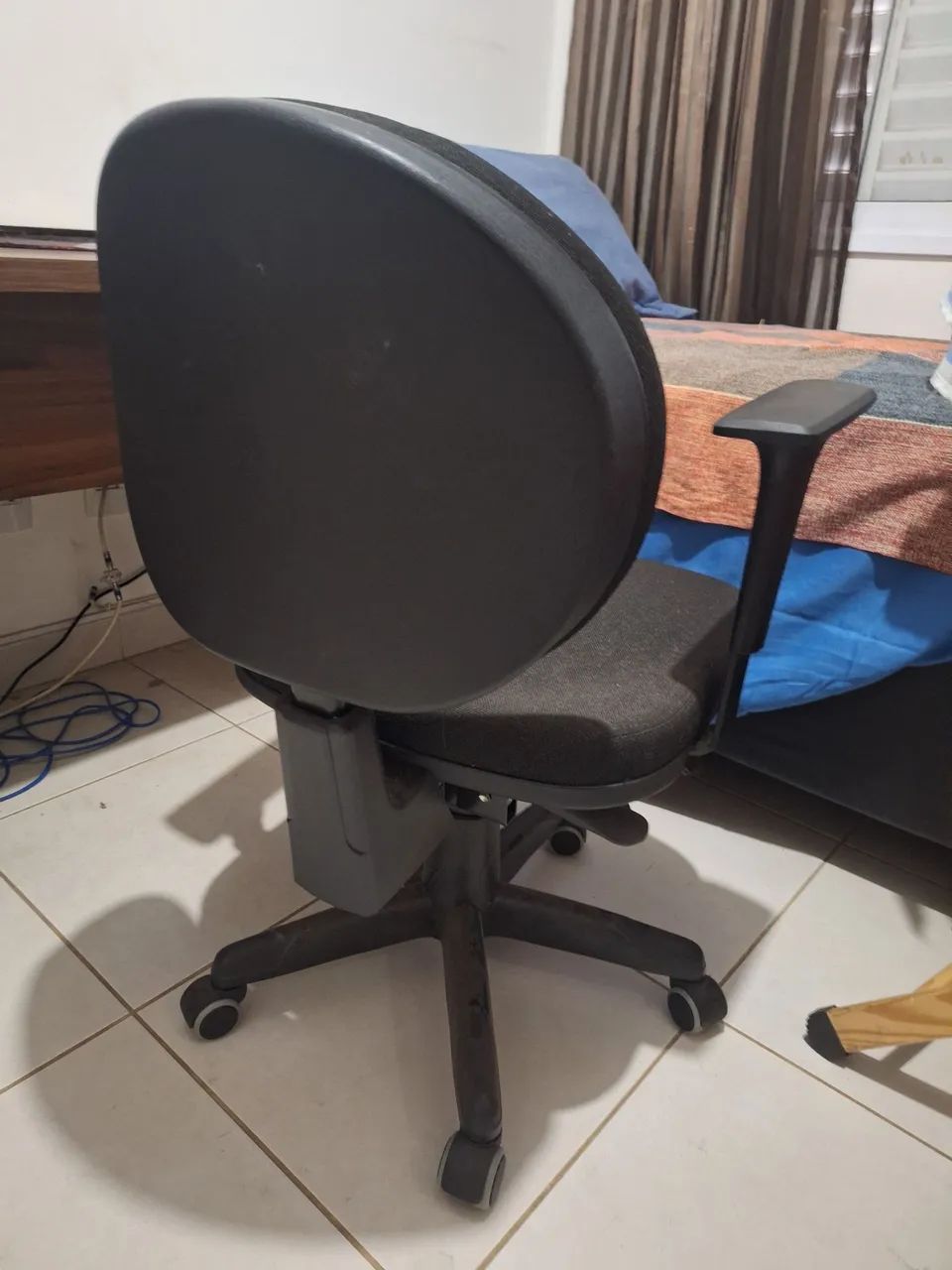 Cadeira de escritório semi nova - Foto 2