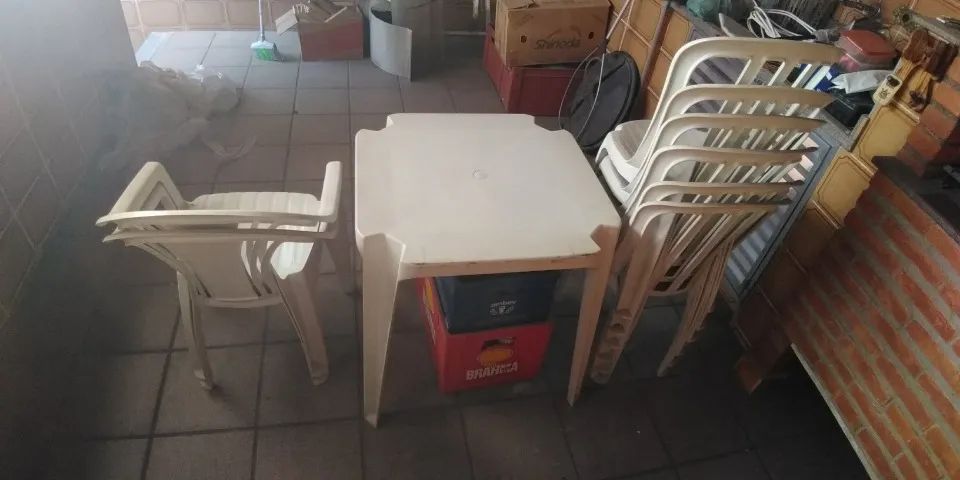 2 MESAS E 8 CADEIRAS PLASTICAS - Foto 2