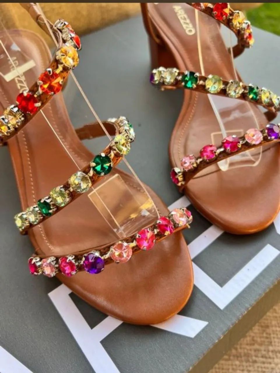 Sandália arezzo com pedras de strass 