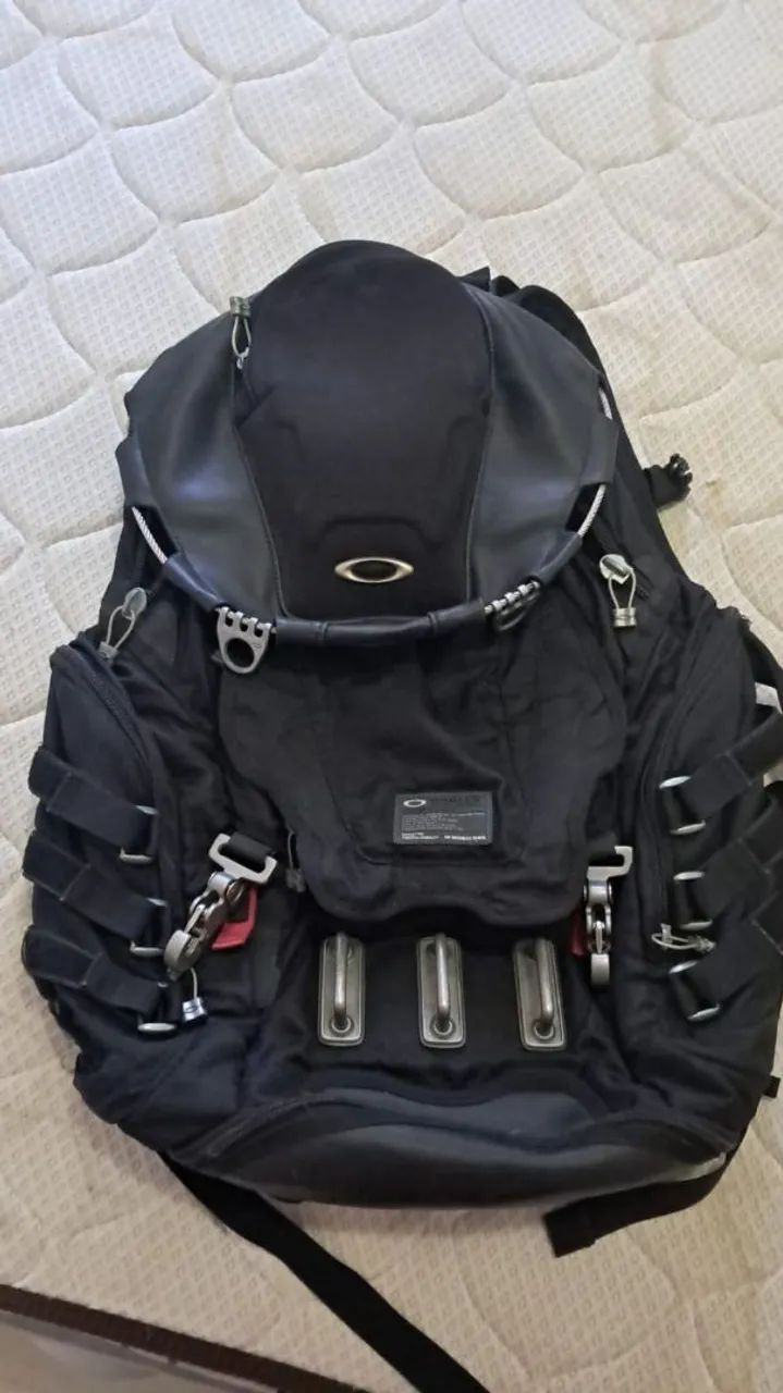 Vendo mochila 0akley preta usada.