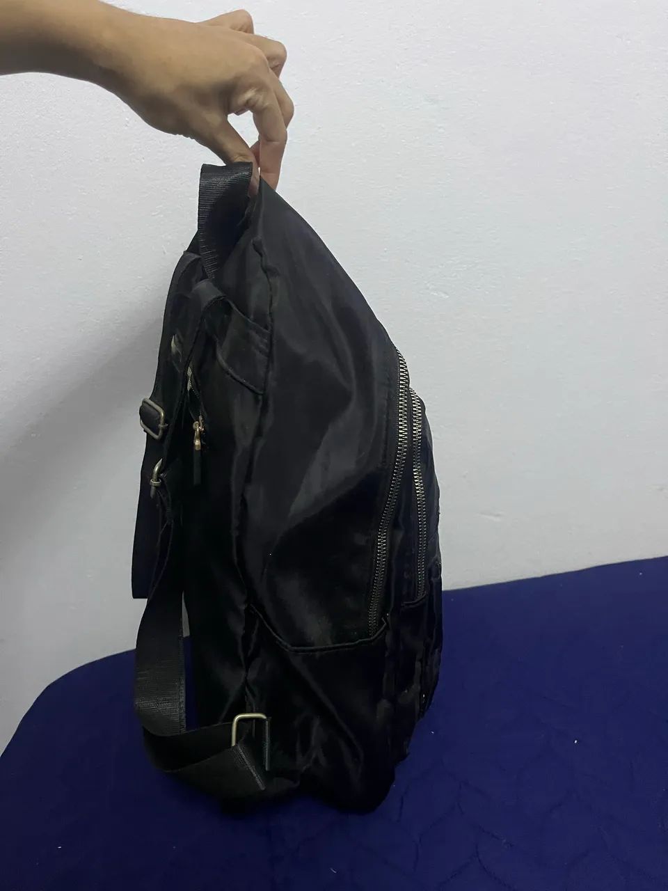 Mochila feminina preta com vários compartimentos  - Foto 4