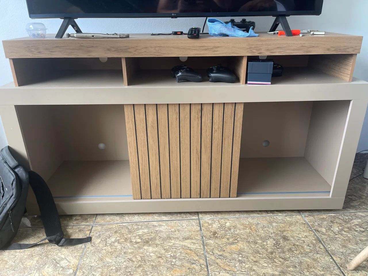 Lindo Rack para TV com Porta de Correr Ripada - Moderno e Espaçoso