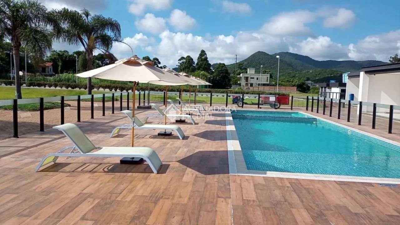 Terreno plano, posição solar leste, condonimio com area de lazer completa.