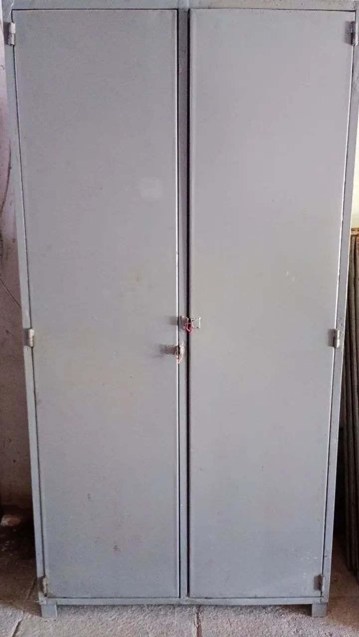 Armário de aço 2 portas para guardar objetos com fechamento com cadeado 