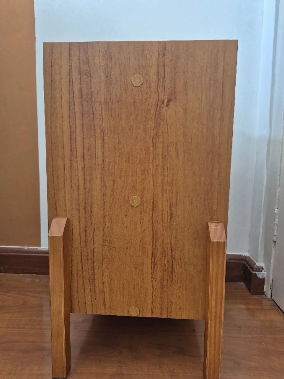 Mesa de cabeceira em madeira marrom - Foto 3