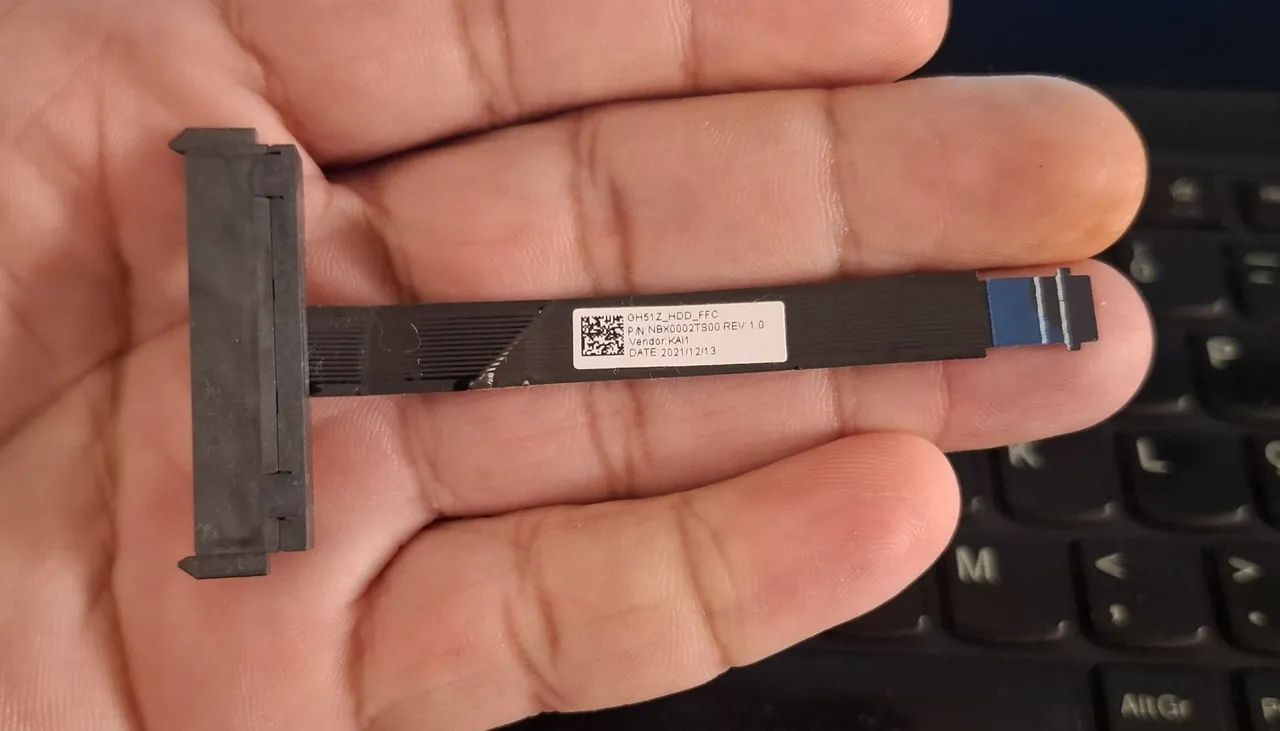 cabo flat de conexão SATA para disco rígido (HDD) ou SSD de notebook.