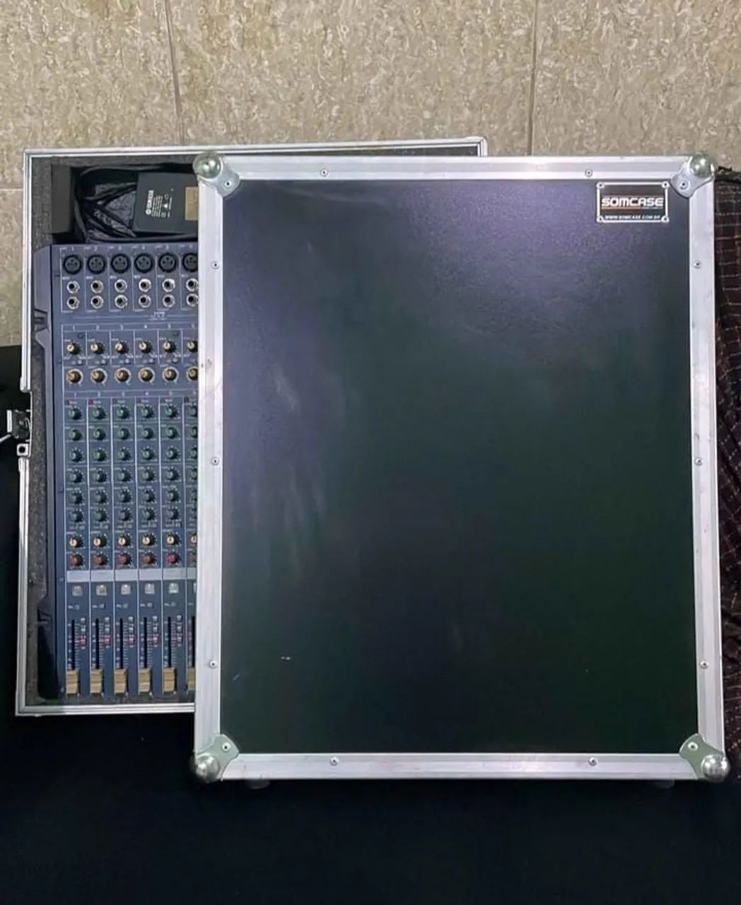 Mesa de som Yamaha 16 canas com case  - Foto 4