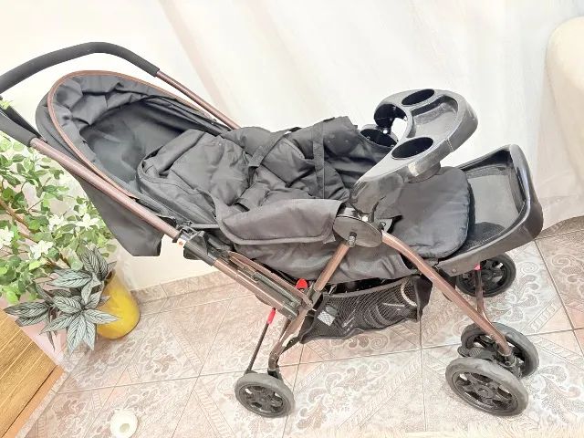 Carrinho de bebe com bebê conforto Cosco