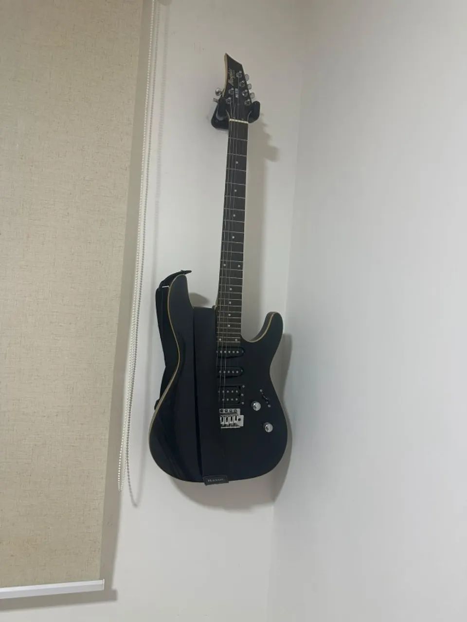 Vendo Guitarra Michael com Borne Strike , muito conservada.