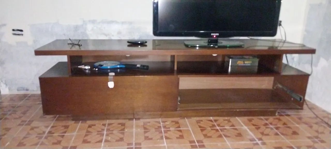 Rack para TV de sala.