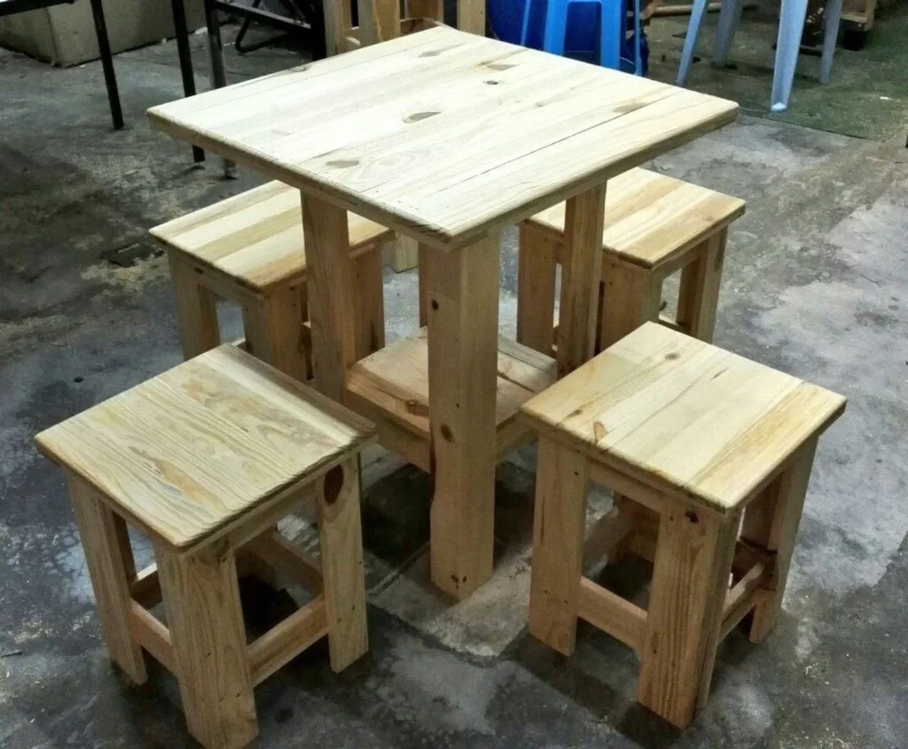 Mesa de madeira com bancos