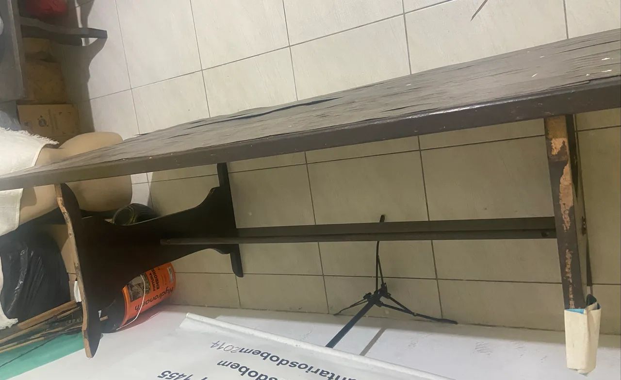 Mesa grande com 2 baquetas grandes 