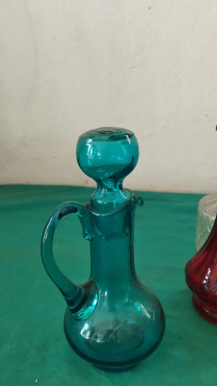 Antigo conjunto de garrafas retrôs, galheteiro e licoreiras - Foto 2