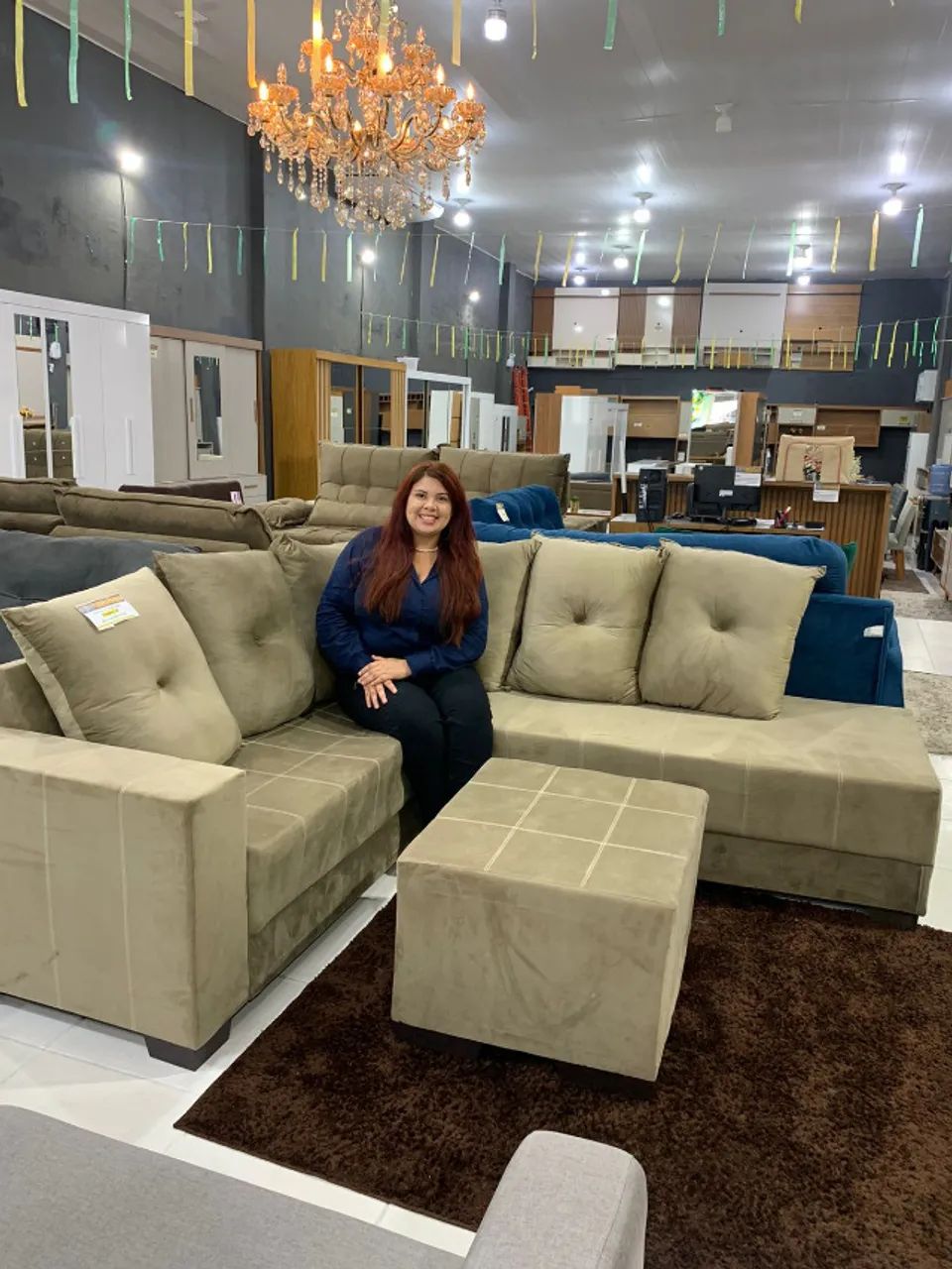 Sofa de canto com almofadas e puff