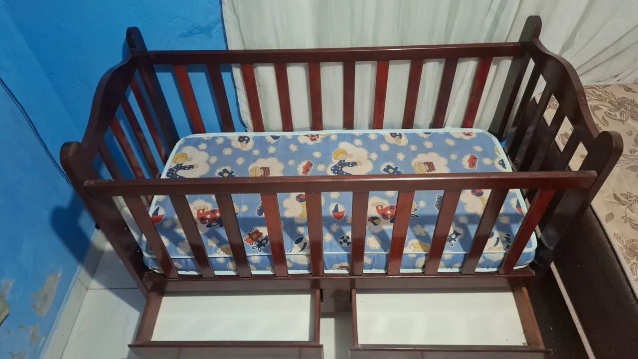 VENDO BERÇO COM COLCHÃO  - Foto 4