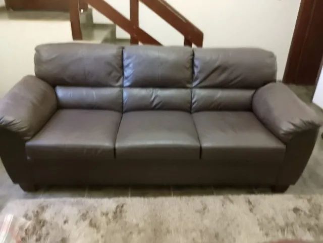 Conjunto de sofás em couro legítimo.