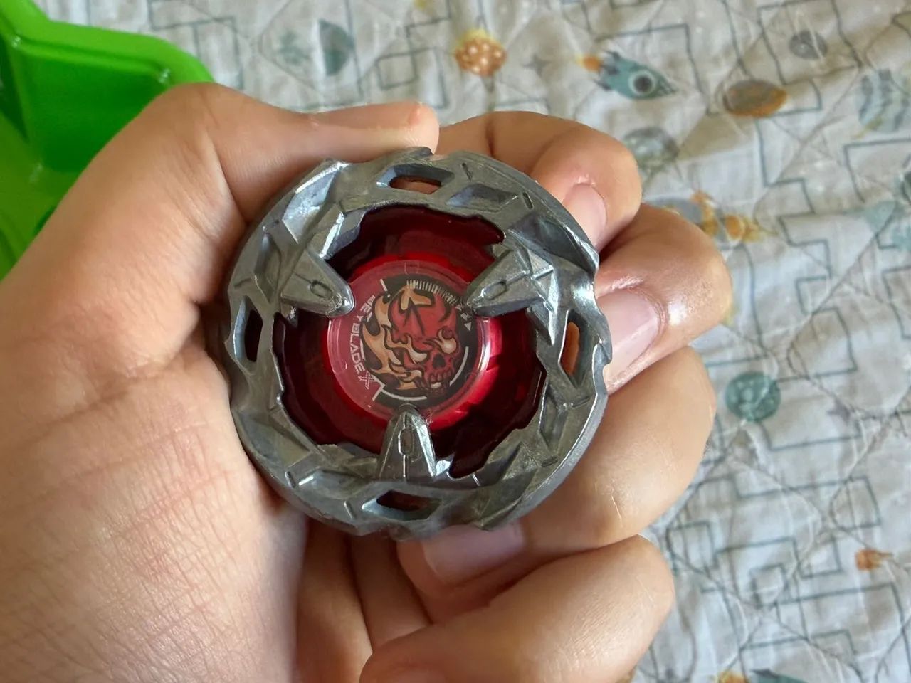 Beyblade, com arena e dois bayblades e dois lançadores - Foto 3